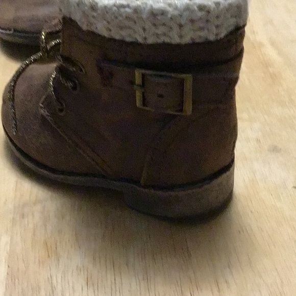 GARANIMALS size 4 .. kids fashion boots. Brown - Picture 3 of 16